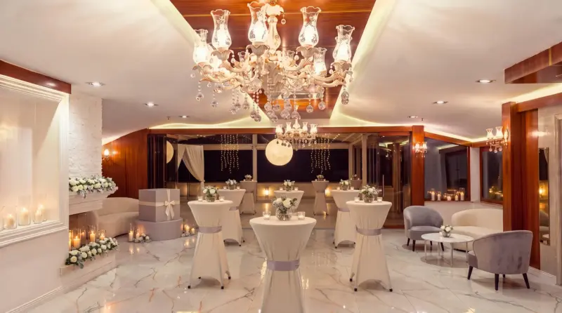 تصميم «ضوء القمر» لحفل استقبال المولود: ترتيب حفل الاستقبال في القاعة، وفي العمق ديكور ضوء القمر