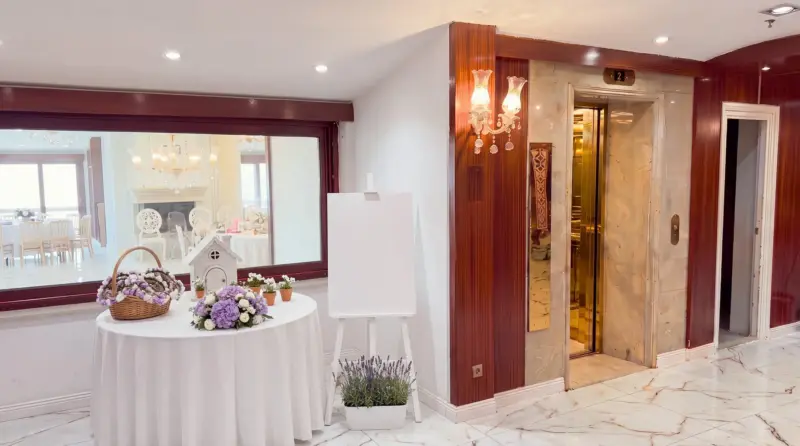 Fairy Tale concept for a children's birthday: welcome area and basket of crowns in the lift corner