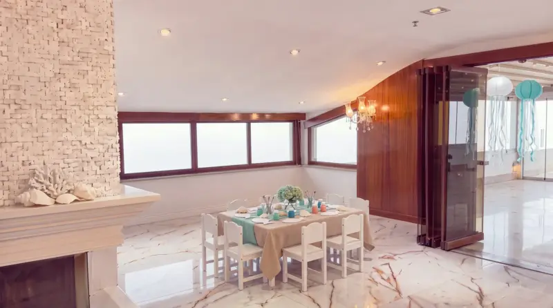 Ocean concept for a children's birthday: workshop island in the fireplace corner