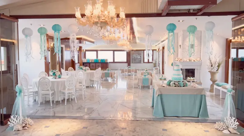Ocean concept for a children's birthday: overall view from the terrace into the hall