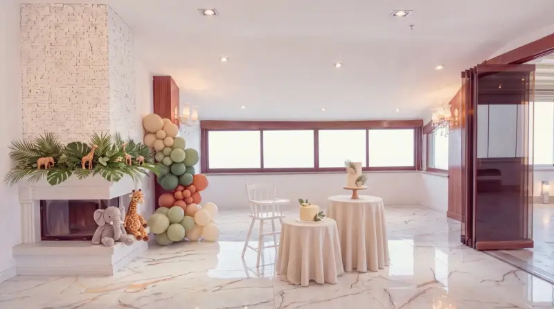 Safari concept for a children's birthday: smash cake corner in front of the fireplace