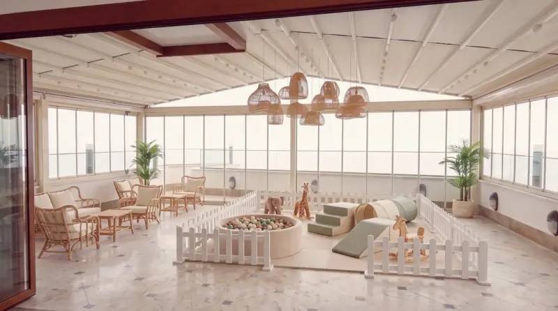 Safari concept for a children's birthday: fenced play area and wicker lampshades on the terrace