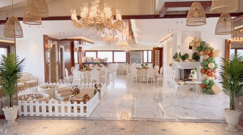 Safari concept for a children's birthday: family tables, from the terrace to the hall