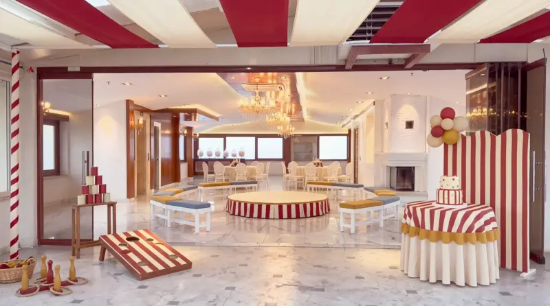Circus concept for a children's birthday: striped ceiling, games and circus ring from terrace to hall