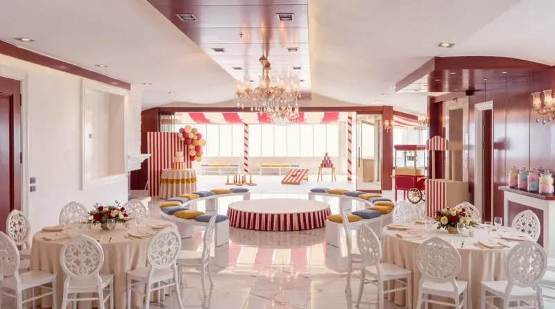 Circus concept for a children's birthday: circus ring, diagonal view from the buffet corner