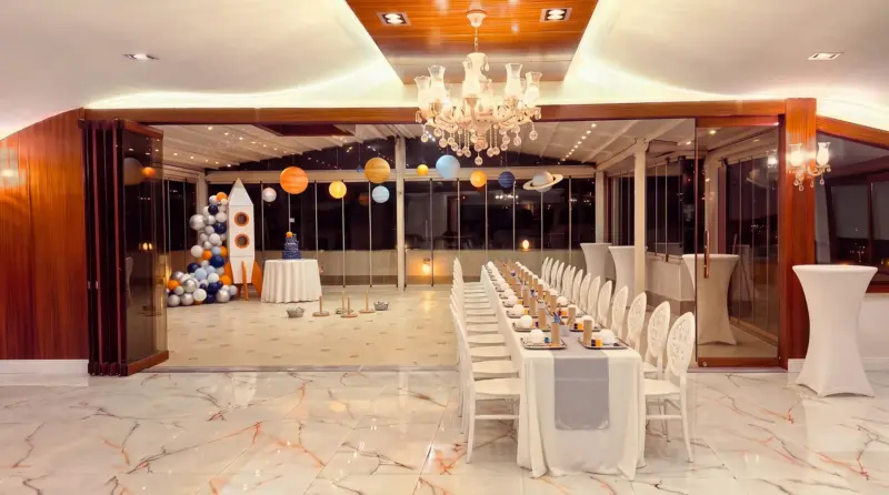 Space concept for a children's birthday: planets and rocket, from the hall to the terrace