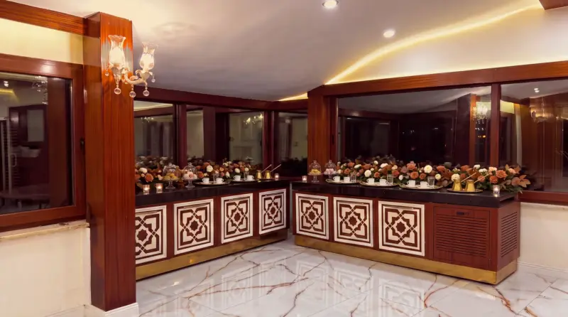 تصميم «قرميد» لمناسبات الشركات: القهوة التركية والحلوى على منضدة الضيافة على شكل L