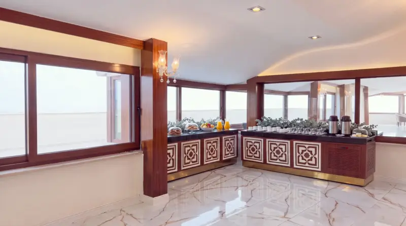 تصميم «سماء» للاجتماعات والندوات: فطور الاستقبال على منضدة الضيافة على شكل L