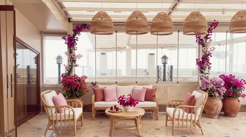 Bougainvillea concept for an adult birthday: wicker lounge, bougainvillea and pendants on the terrace
