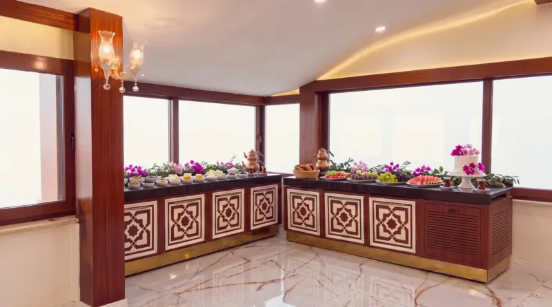 Bougainvillea concept for an adult birthday: brunch and cake on the L-shaped counter