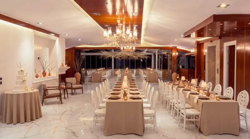 Walnut concept for an adult birthday: seating layout and terrace from the buffet corner