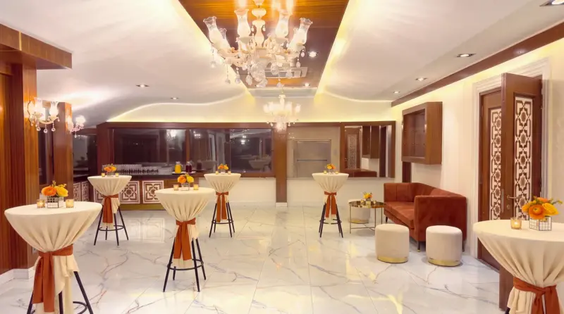 Disco concept for an adult birthday: cocktail tables, lounge and drinks station in the hall