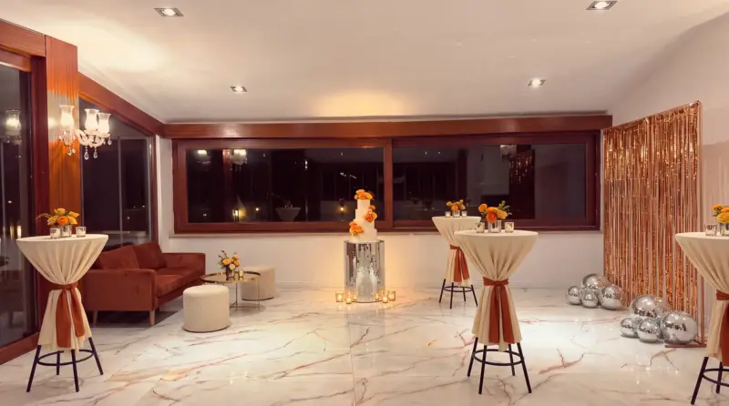 Disco concept for an adult birthday: cake and photo corner in the entrance corner