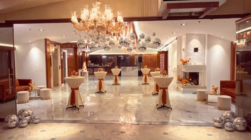 Disco concept for an adult birthday: overall view from the terrace into the hall